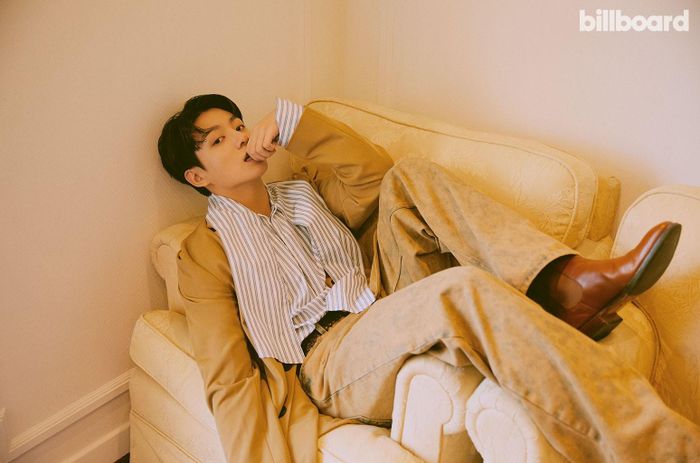 Jungkook mặc quần, áo sơ mi và áo khoác Dries Van Noten, thắt lưng Tom Ford và bốt