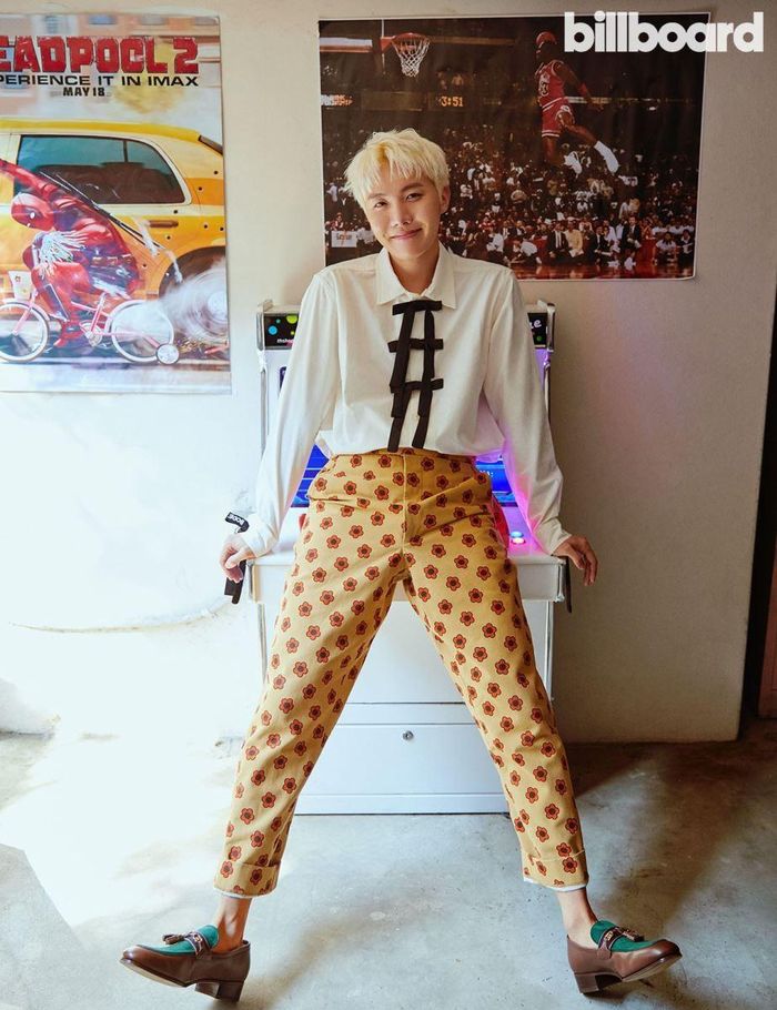 J-Hope mặc quần và áo sơ mi Bode, đi giày Gucci.