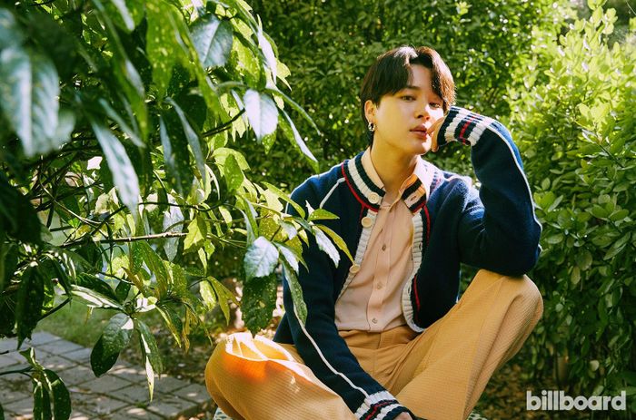 Jimin mặc áo cardigan Wales Bonner, quần và áo sơ mi Gucci.