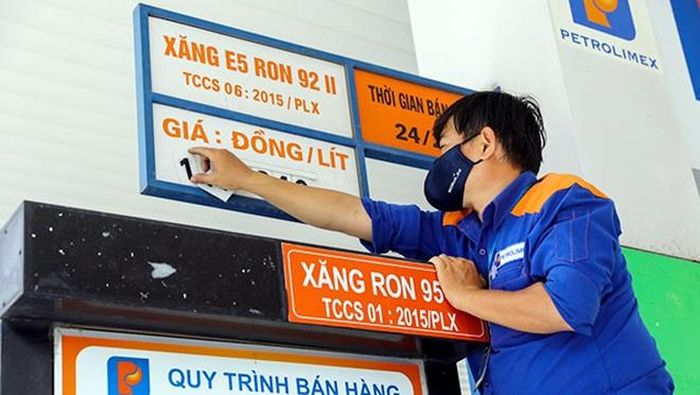 Giá xăng và các mặt hàng dầu đồng loạt giảm giá.