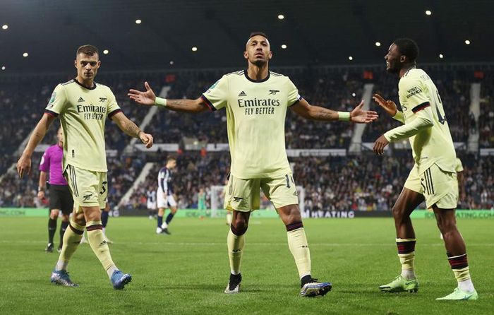 Aubameyang hoàn tất cú hat-trick trong hiệp hai