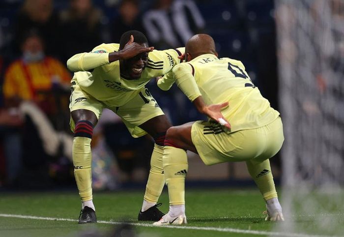 Lacazette ghi bàn thứ 6 rồi chạy ra ăn mừng với Pepe