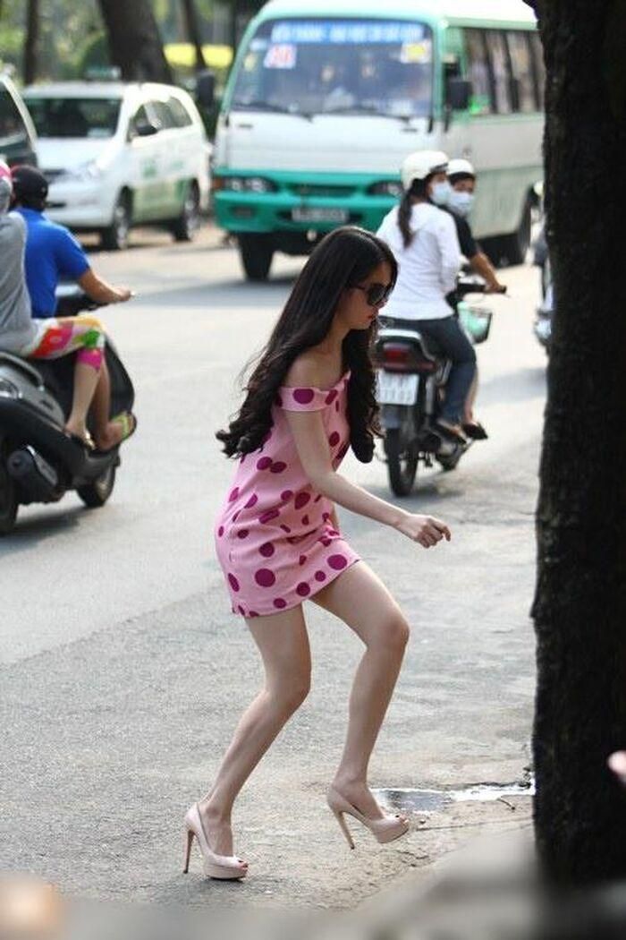 Giày cao gót dẫu khiến người mang sang thêm vài chân kính nhưng cũng gây bao đau đớn, khổ sở. 