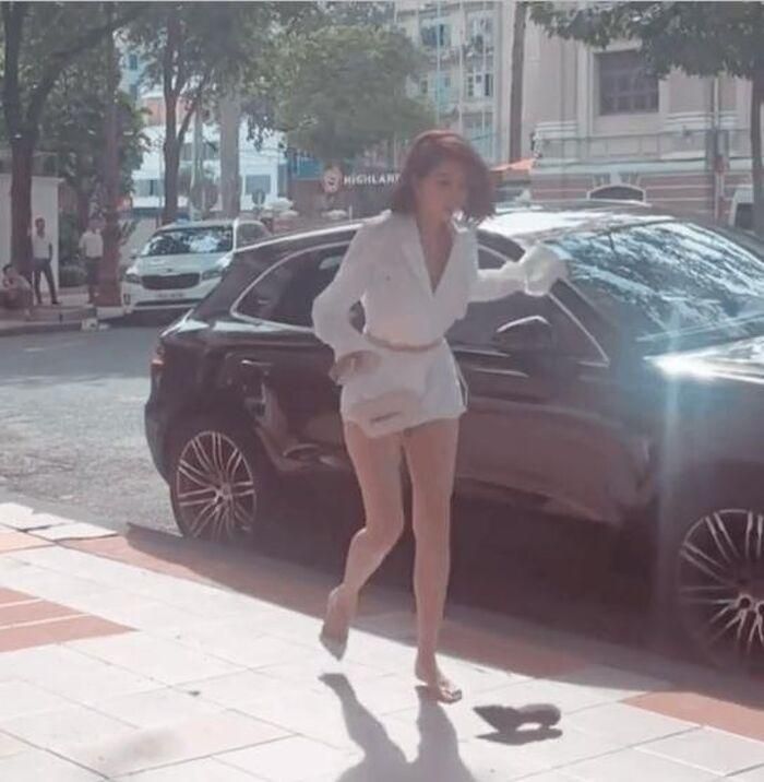Điều này khiến fan người đẹp phải phì cười, "nữ chủ tịch" đang sang trọng ấy, phút chốc mất thần thái chỉ trong vài giây. 