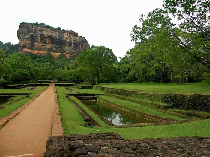  Hiện nay, Sigiriya đang lưu giữ một trong những khu vườn lâu đời nhất trên thế giới, bao gồm vườn bậc thang, vườn đá tảng và vườn nước. Trong đó, bốn khu vườn nước có vai trò quan trọng khi cung cấp nước cho toàn bộ "pháo đài sư tử" nhờ hệ thống hào, kênh ngầm... Khu vườn nước số 1 có bốn ao hình chữ L gọi là "Char-Bagh". Vườn nước số 2 có đài phun nước xếp tầng, nằm giữa hai cung điện mùa hè. Vườn nước số 3 nằm ở vị trí cao hơn, trong khi "vườn nước thu nhỏ" tạo nên tính đối xứng và sự cân bằng tổng thể cho toàn bộ công trình. Ảnh: Travel Map Sri Lanka. 
