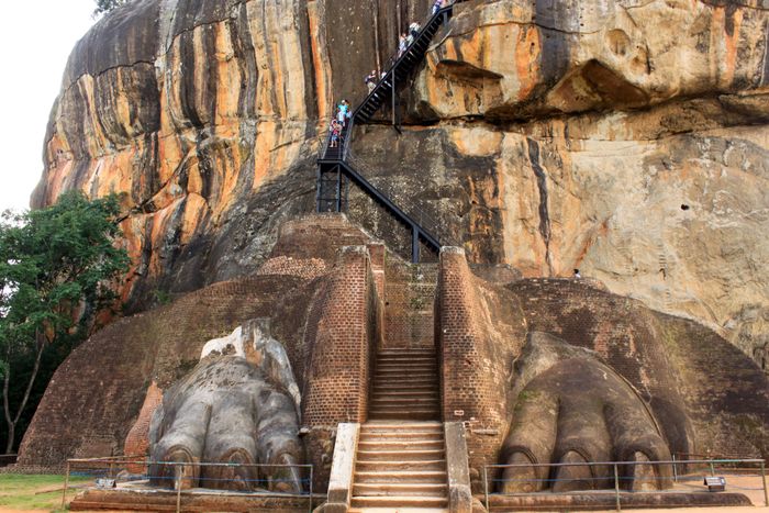  Du khách có thể đi dọc theo con đường trung tâm để đến lối vào chính của Sigiriya, tượng sư tử đang cúi mình được chạm khắc tuyệt đẹp. Khi leo lên 1.200 bậc thang dẫn đến Pháo đài, khách du lịch còn được ngắm nhìn 1.800 tác phẩm văn xuôi, bài thơ được viết bằng tiếng Sinhala, tiếng Phạn (Sanskrit) và tiếng Tamil trên Bức tường Gương (hay Sigiriya Graffiti), thể hiện sự phát triển về ngôn ngữ ở Sri Lanka trong suốt 800 năm. Đặc biệt, 21 bức bích họa tráng lệ mô tả điệu múa của apsara (thần nữ), cung nữ của nhà vua đang cài hoa... là những di sản nghệ thuật có giá trị cao nhất tại "pháo đài sư tử". Ảnh: Future Travel. 