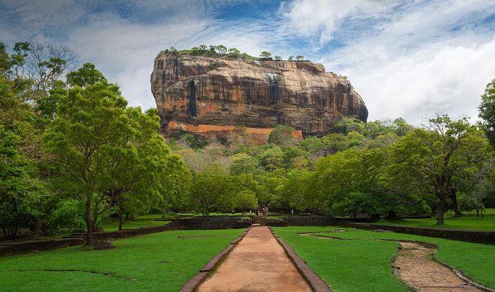  Sigiriya là tác phẩm nghệ thuật kết hợp giữa quy hoạch đô thị cổ đại, cảnh quan thiên nhiên và nghệ thuật kiến trúc, điêu khắc. "Pháo đài sư tử" được chia thành hai phần: Khu vực phía tây có diện tích 90 ha, được bao quanh bởi ba thành lũy và hai hào, tạo thành khuôn viên hình chữ nhật với các khu vườn và hệ thống thủy lực phức tạp; cung điện hoàng gia và đền đài tổ chức nghi lễ tọa lạc tại khu vực phía đông có diện tích 40 ha. Ảnh: 123rf. 