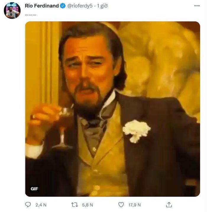  Trong khi đó, cựu danh thủ Rio Ferdinand đăng tấm ảnh tài tử Leonardo DiCaprio cười cợt. Rất có thể Ferdinand đang muốn chế nhạo những cổ động viên Man City chờ đợi đội bóng của mình mua về siêu sao một thời của kình địch. 
