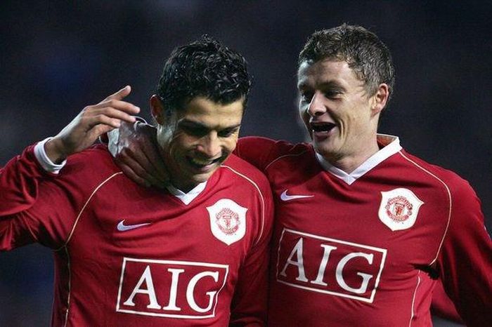  Phản ứng của huấn luyện viên Man United Solskjaer cũng bị người dùng Twitter châm chọc. Trước đó một ngày, ông tuyên bố "không đọc báo" trước thông tin Ronaldo về Man City. Tới tối 27/8, HLV người Norway lại lên tiếng khen ngợi Ronaldo khi anh tới gần Man United. Ảnh: Getty. 