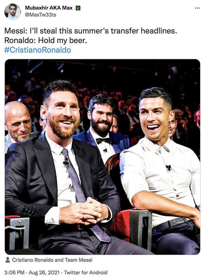 "Messi: Để tớ làm tâm điểm chú ý ở kỳ chuyển nhượng này cho. Ronaldo: Từ từ đã cưng"