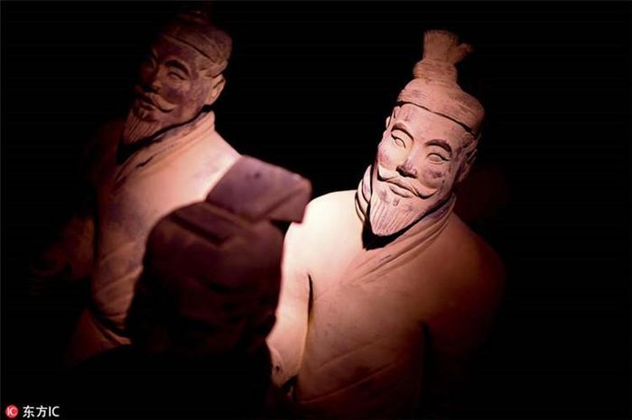 Người dân nhà Tần dưới thời Tần Thủy Hoàng vẫn giữ nhiều đặc điểm của người Hán. Mãi về sau, người Tần kết hôn với các dân tộc khác nên con cháu có những đặc điểm trên gương mặt thay đổi như mũi cao, mắt hai mí...