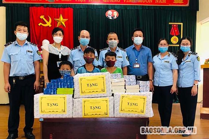 Đội Quản lý thị trường số 1 thăm và tặng quà Trung tâm Bảo trợ xã hội tỉnh.