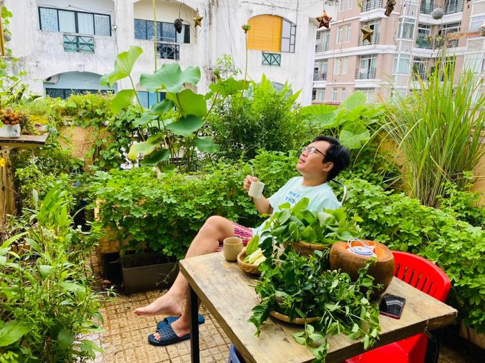 Anh Hiệp bố trí quầy nước và bộ bàn ghế để thư giãn giữa sân thượng xanh mướt.