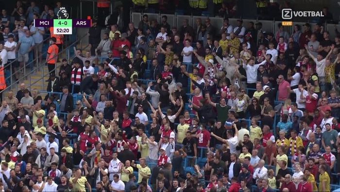 Nhiều CĐV Arsenal đã quay sang cổ vũ Man City