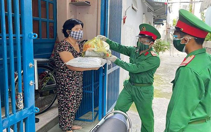 Các chiến sĩ thuộc Bộ Tư lệnh TP Hồ Chí Minh triển khai cấp phát lương thực, thực phẩm tới người dân các quận, huyện của thành phố. Ảnh: CTV