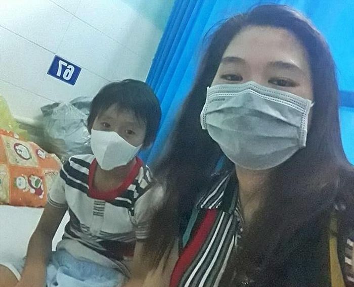 Khi bệnh tình thuyên giảm, Tú tình nguyện hỗ trợ, chăm sóc những bệnh nhân yếu hơn.