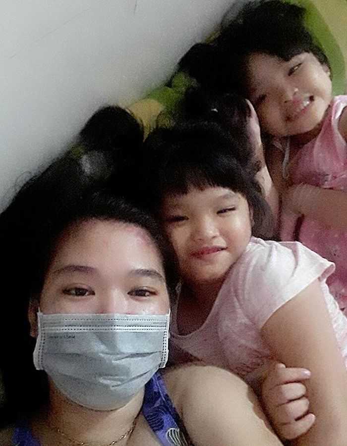 Sau khi về nhà, để tự bảo vệ mình bảo vệ các con, chị luôn đeo khẩu trang khi gần 2 bé.
