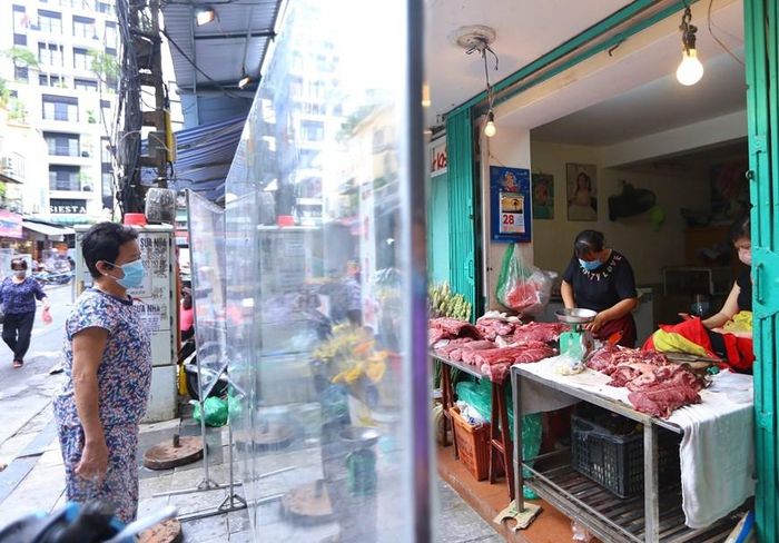 Để đảm bảo phòng dịch, người mua và bán không tiếp xúc trực tiếp. (Ảnh: Hoàng Hiếu/TTXVN)