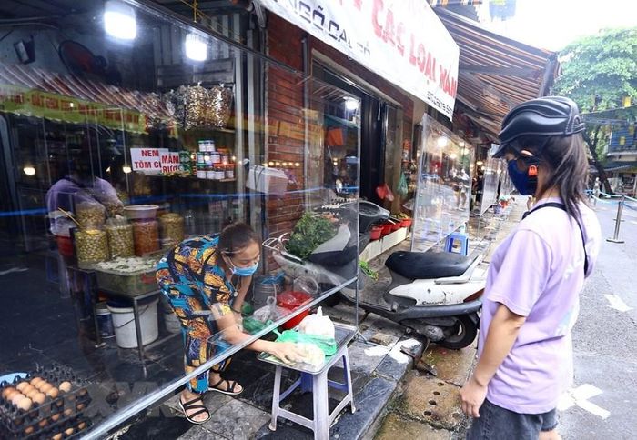 Mọi giao dịch đều không tiếp xúc trực tiếp nhằm đảm bảo phòng dịch. (Ảnh: Hoàng Hiếu/TTXVN)
