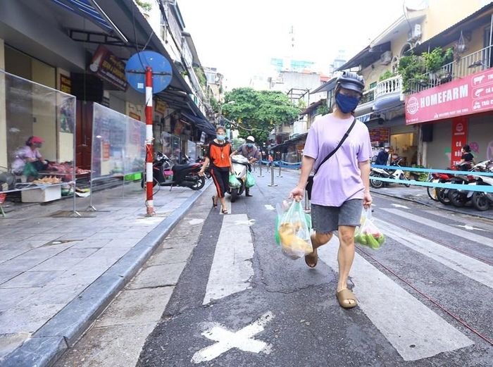 Người dân phường Hàng Bạc đi chợ mua hàng, sáng 28/8. (Ảnh: Hoàng Hiếu/TTXVN)