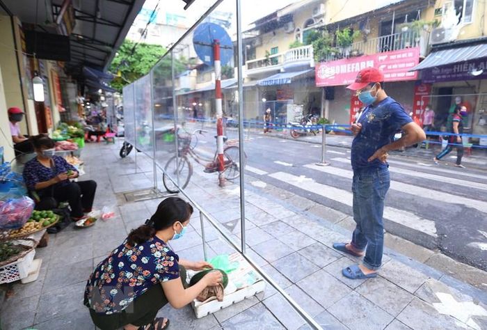 Các tiểu thương tại chợ đều không tiếp xúc trực tiếp với khách. (Ảnh: Hoàng Hiếu/TTXVN)