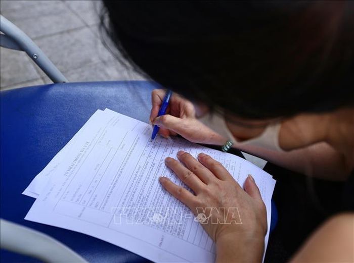 Người dân khai báo y tế trực tiếp khi vào chợ.