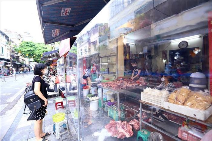 Tấm chắn giọt bắn được lắp ở tất cả các cửa hàng.