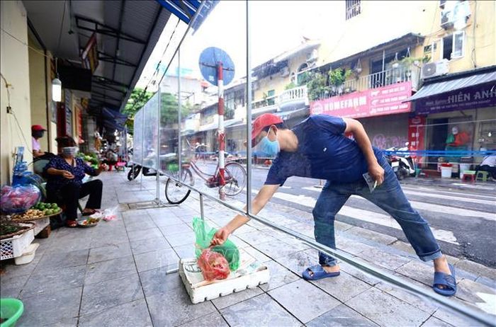 Để đảm bảo phòng dịch, người mua hàng và người bán đều không tiếp xúc trực tiếp.