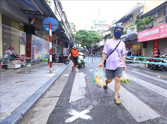 Người dân phường Hàng Bạc đi chợ mua hàng, sáng 28/8.