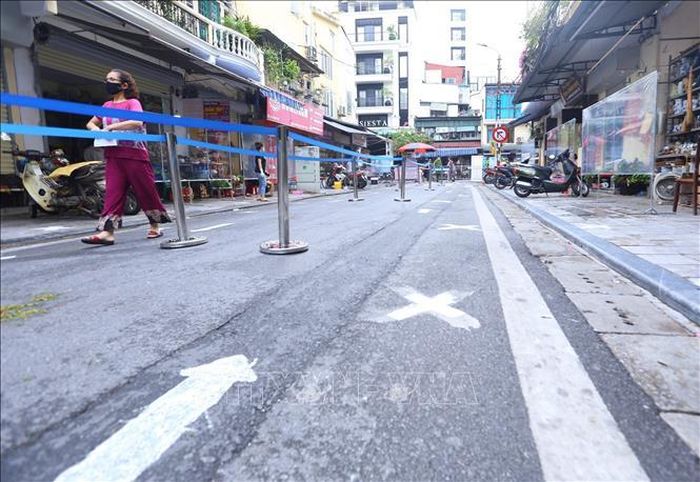 Lực lượng chức năng cho kẻ sơn đánh dấu vị trí nhằm đảm bảo giãn cách.