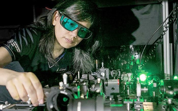 Tiến sĩ Rocio Camacho Morales đeo kính với màng tinh thể cho phép con người có thể nhìn rõ trong bóng tối