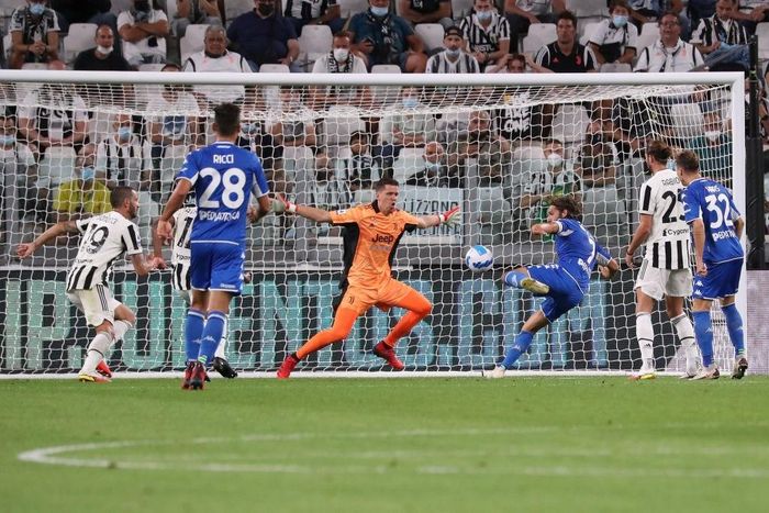 Filippo Bandinelli đột phá bên cánh trái rồi căng ngang. Nedim Bajrami dứt điểm nhưng không thành công. Bóng vô tình tìm đến vị trí của Leonardo Mancuso. Số 7 chớp thời cơ, tung cú volley từ cự ly gần đưa tân binh Serie A vượt lên dẫn trước.