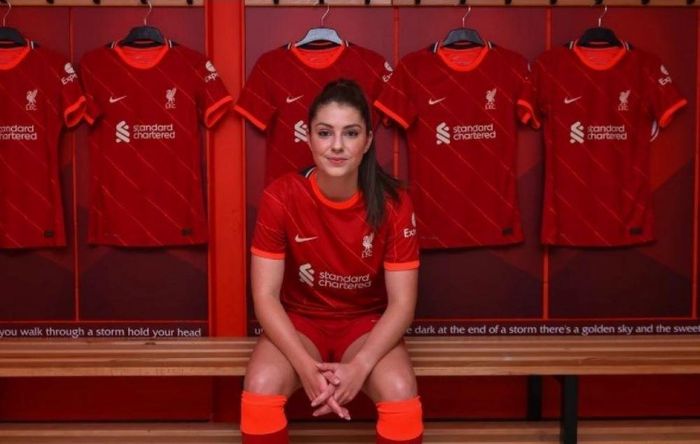  HLV nữ Matt Beard của Liverpool cho hay: “Humphrey là một cầu thủ tài năng, rất giỏi xoay sở trong không gian hẹp. Cô ấy là người có bộ óc bóng đá tuyệt vời". 