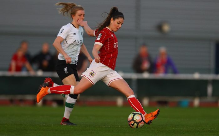  Trước khi khoác áo Liverpool, Humphrey là thành viên chủ chốt của Bristol City. Cô nàng trưởng thành từ lò đào tạo trẻ Arsenal. Humphrey được phát hiện khi mới 9 tuổi. 