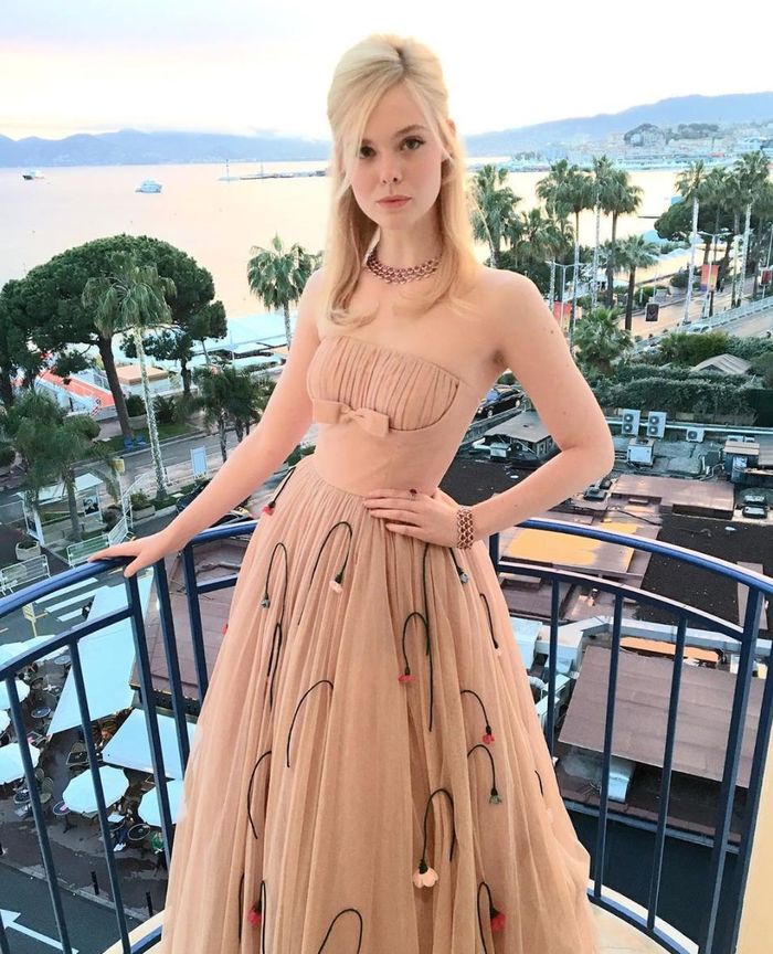  Elle Fanning ngất xỉu tại sự kiện. Ảnh: ELLE. 