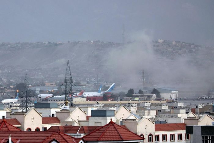 Khói bốc lên từ hiện trường vụ tấn công ở gần sân bay tại Kabul hôm 26/8. Ảnh: AP.