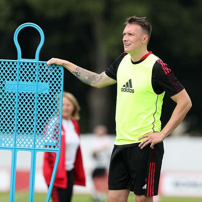 Phil Jones đã trở lại tập luyện đang cân nhắc chơi bóng ở hạng dưới để được ra sân thường xuyên