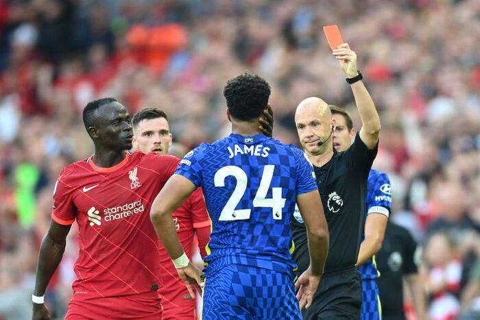 Trọng tài rút thẻ đỏ với James và cho Liverpool hưởng phạt đền.