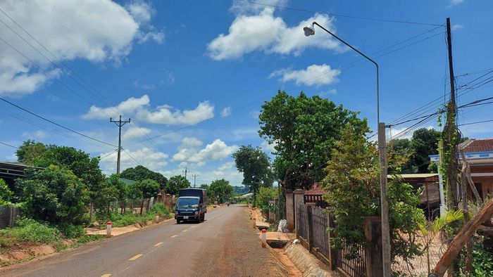 Hệ thống điện đường do người dân 2 làng Tung Đao và Tung Chrêh (xã Ia Dreng) đóng góp kinh phí để lắp đặt. Ảnh: Thiên Di