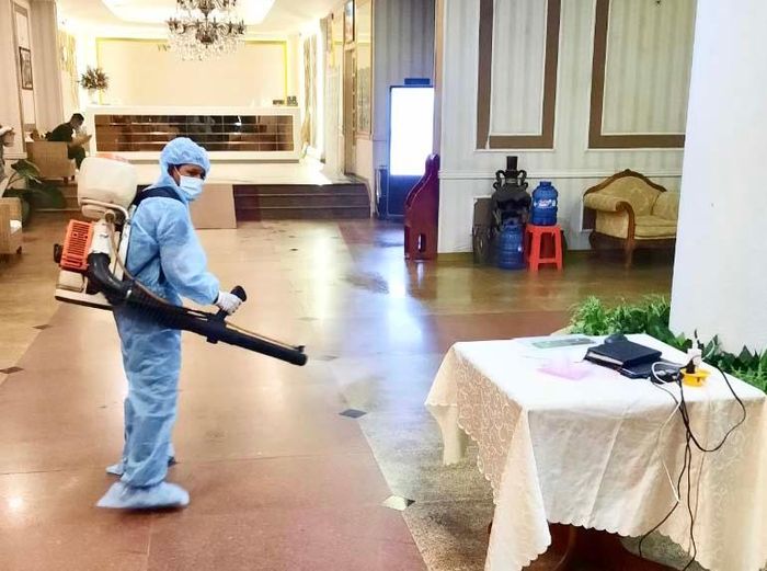 Nhân viên y tế phun khử khuẩn, vệ sinh môi trường hàng ngày tại Khách sạn Tre Xanh. Ảnh: Như Nguyện