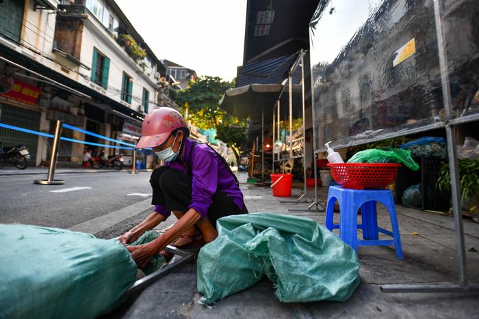  Trong 2 ngày đầu hoạt động, nhiều nhà cung cấp thường xuyên ra vào để cung ứng hàng hóa cho các tiểu thương. 