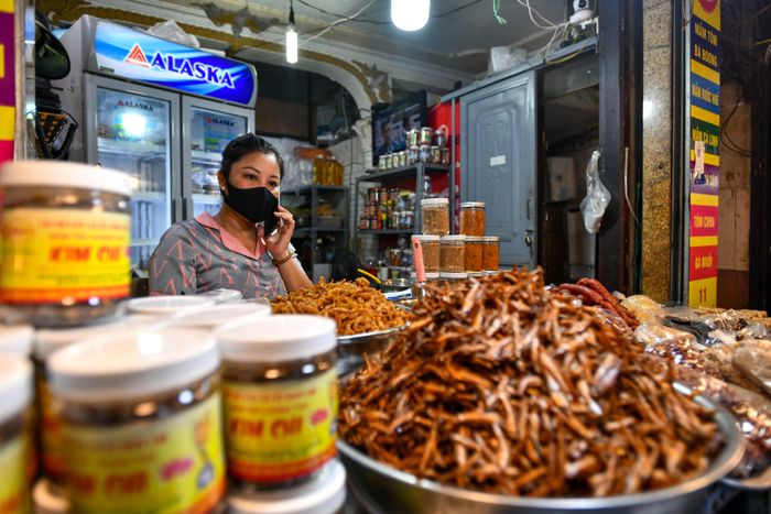  Chị Vân (52 tuổi), chủ cửa hàng kinh doanh thực phẩm khô, gấp rút chuẩn bị các mặt hàng ngay từ tối hôm trước. “Được thông báo cho phép mở lại khá gấp, may mắn là tôi vẫn chuẩn bị kịp số lượng hàng để bán”, nữ tiểu thương nói. 