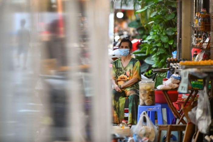  Tuy vậy, nhiều người cho rằng vẫn chợ vẫn hoạt động khá trầm lắng, trong 2 ngày qua số lượng khách tới giao dịch chưa nhiều. “Tôi nghĩ một phần vì giãn cách, hơn nữa phiếu đi chợ chỉ có hiệu lực với dân cư phường Hàng Bạc, lại chia thành những ngày đi chợ chẵn lẻ nên việc mua bán gặp khó”, một tiểu thương chia sẻ. 