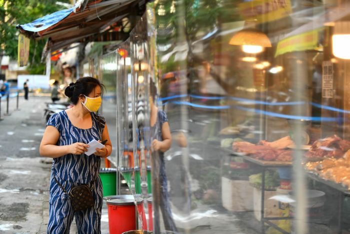  Trước đó, vào ngày 16/08, phường Hàng Bạc (quận Hoàn Kiếm) đã thông báo tạm dừng kinh doanh trên các tuyến phố Hàng Bè, Gia Ngư, Cầu Gỗ để đảm bảo công tác phòng chống dịch. Trong thời gian tạm dừng hoạt động, toàn bộ 46 hộ kinh doanh và hơn 100 tiểu thương tại đây đã được tiêm vaccine và xét nghiệm Covid-19. 