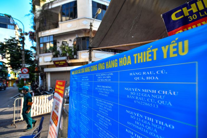  Danh sách các gian hàng được bố trí bên ngoài để tiện cho những người không có phiếu đi chợ. Tại đây ghi rõ tên người bán, mặt hàng phục vụ và số điện thoại để liên lạc. 