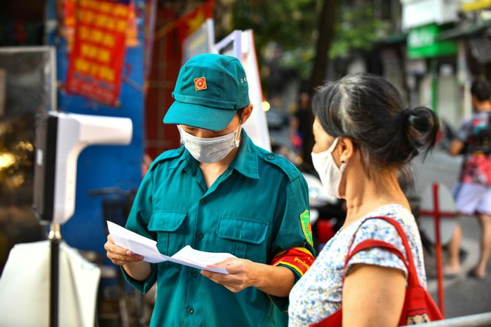  Khu vực bên ngoài lối vào chợ, lực lượng chức năng có mặt để làm nhiệm vụ kiểm soát phiếu đi chợ, đảm bảo công tác phòng chống dịch. 
