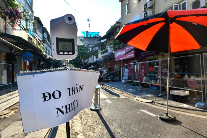  Máy đo thân nhiệt cũng được bố trí tại các cửa ngõ của chợ. 