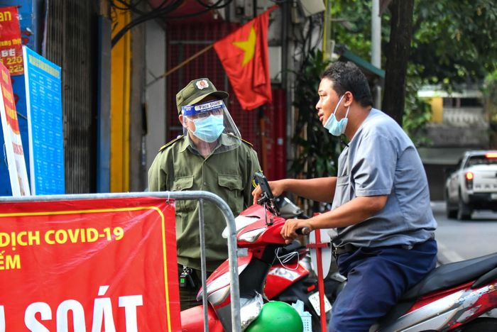  Một người đàn ông đeo khẩu trang sai quy định, không đội mũ bảo hiểm khi đi xe máy và không xuất trình được phiếu đi chợ. Sau khi được lực lượng chức năng từ chối cho vào chợ, anh phải quay đầu đi. 
