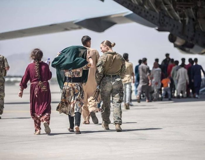  Trung sĩ Gee trên đường băng tại Sân bay Quốc tế Hamid Karzai ở Kabul, Afghanistan. Ảnh: New York Times. 