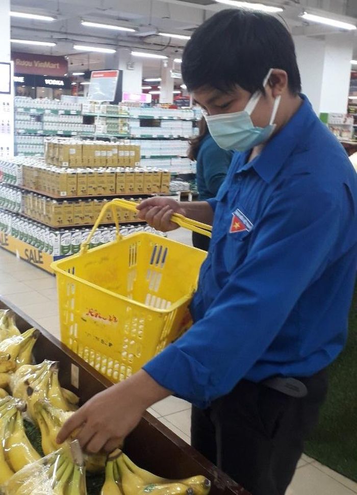 Hữu Phước đi chợ hộ giúp người dân tại phường 11, quận 10.